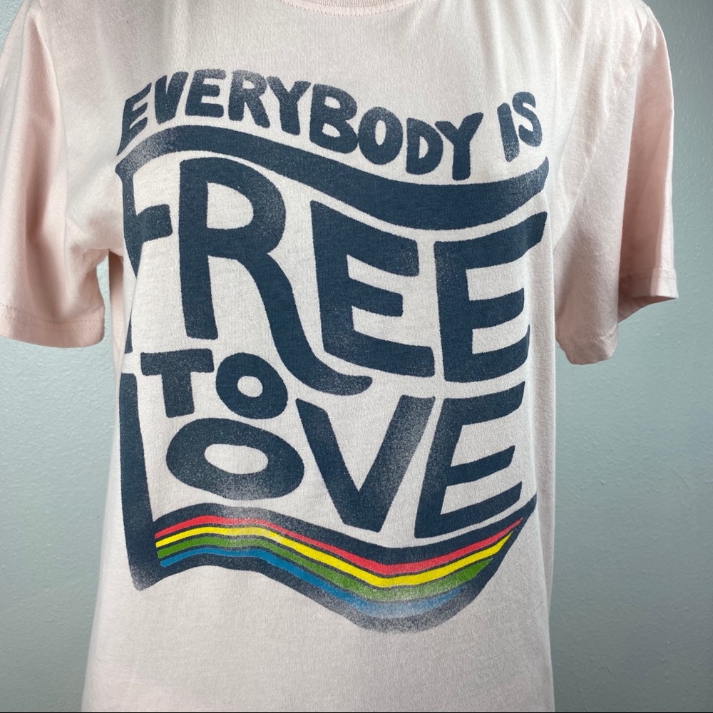 ⚠️SOLD⚠️Everybody Is Free To Love pink rainbow tee - Picture 4 of 7